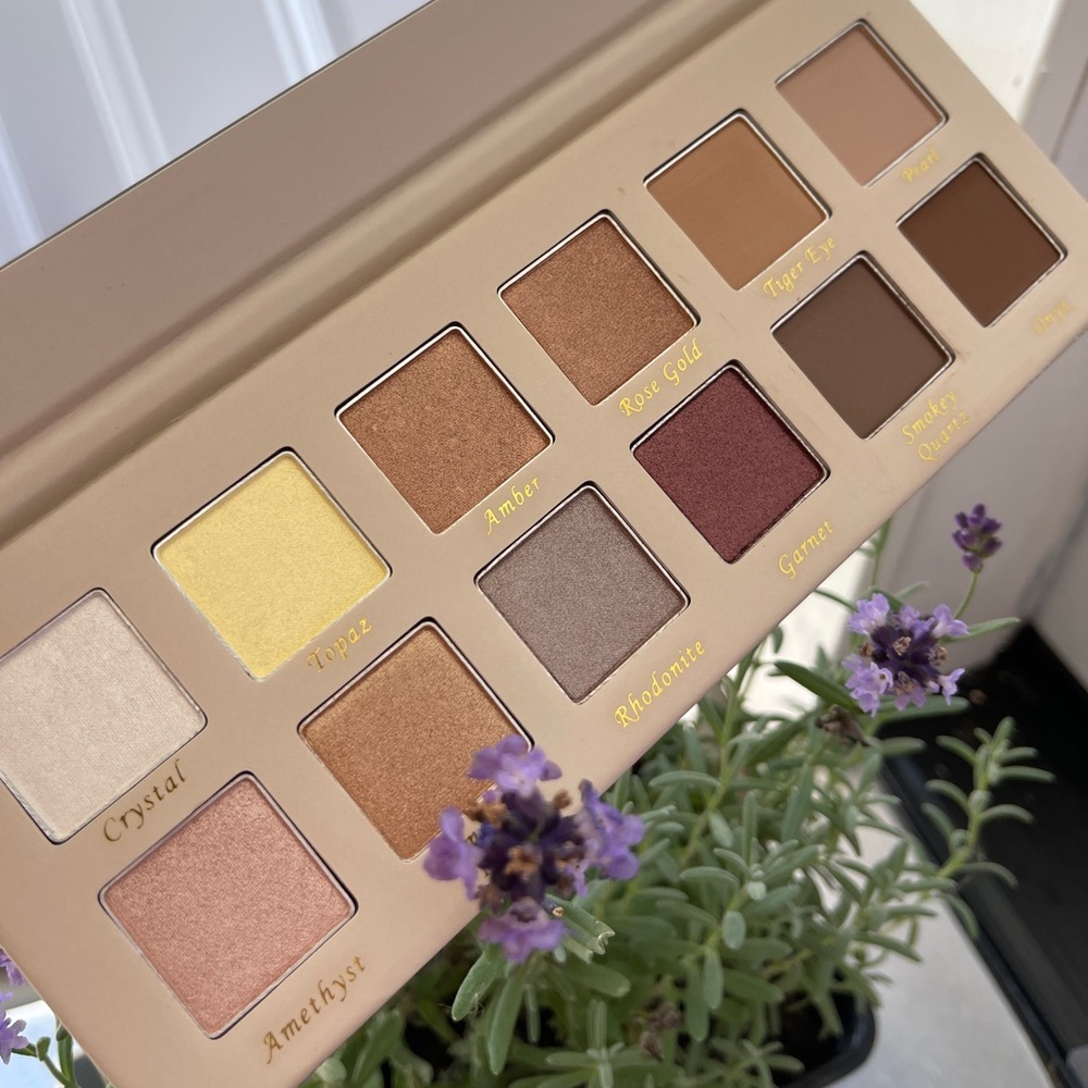 MELLOW Cosmetics Treasure Chest Eyeshadow Palette - Picture 2 of 9